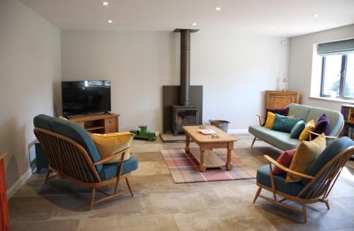 Barns Green Apartment | Wonderfully Spacious Luxury Holiday Cottage