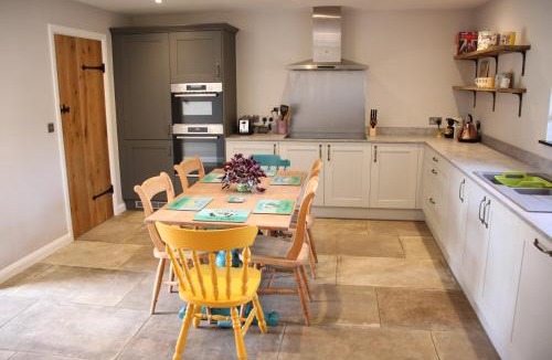 Barns Green Apartment | Wonderfully Spacious Luxury Holiday Cottage