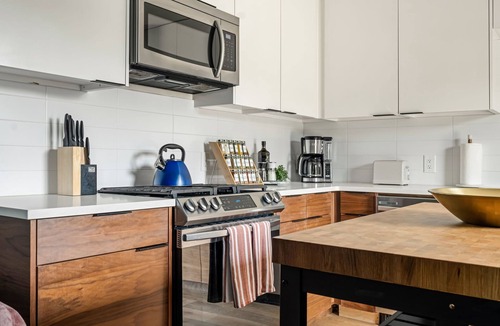 MLK House | Wonderland · Sleeps 24, Pool, Hot Tub, Soccer, etc