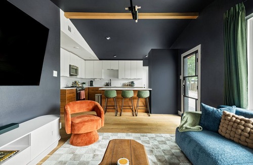 MLK House | Wonderland Unit A · Sleeps 12, Hot Tub & BBQ