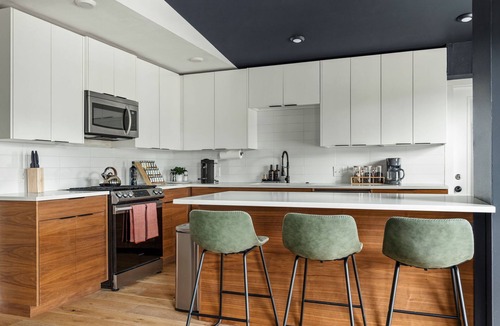 MLK House | Wonderland Unit A · Sleeps 12, Hot Tub & BBQ