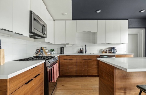 MLK House | Wonderland Unit A · Sleeps 12, Hot Tub & BBQ