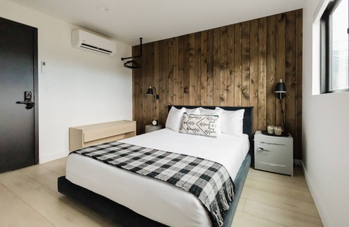 Columbia Falls Hotel | Wonderstone Hotel - Single King Micro Guest Room