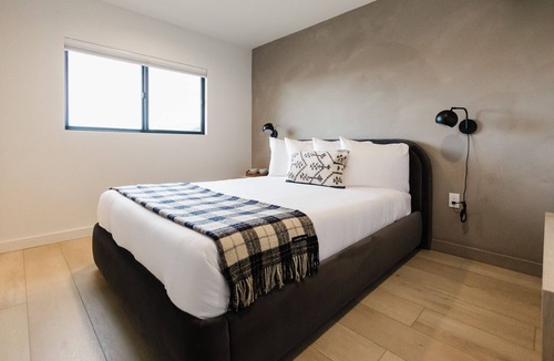 Columbia Falls Hotel | Wonderstone Hotel - Single King Micro Guest Room