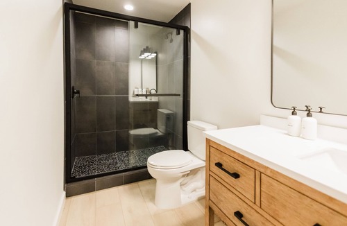 Columbia Falls Hotel | Wonderstone Hotel - Single King Micro Guest Room