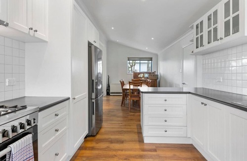 Redan House | Wonky Cottage: large backyard, close to CBD