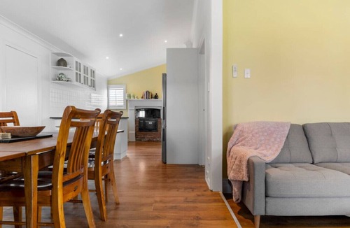 Redan House | Wonky Cottage: large backyard, close to CBD