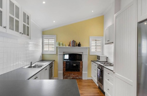 Redan House | Wonky Cottage: large backyard, close to CBD