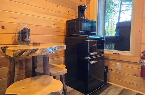 Golden Lake Cabin | Wood Duck Cabin, No Neighbours, Drive too, Pet Friendly