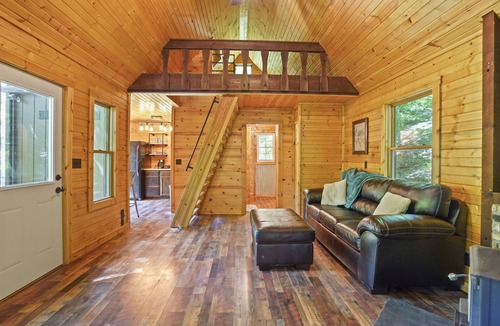 Hallsville Cabin | Wood Rose | Secluded Cabin