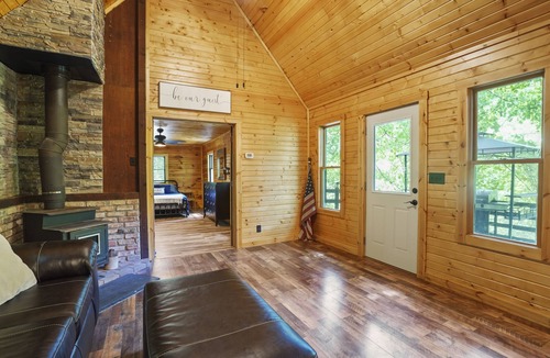 Hallsville Cabin | Wood Rose | Secluded Cabin