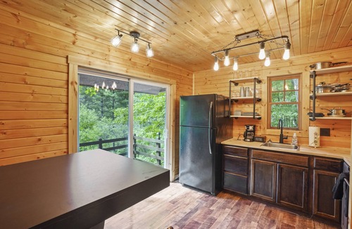 Hallsville Cabin | Wood Rose | Secluded Cabin