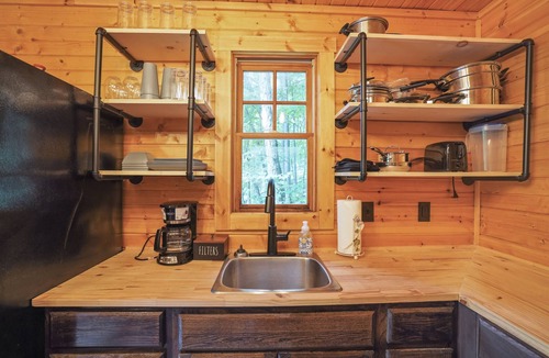 Hallsville Cabin | Wood Rose | Secluded Cabin