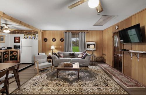 Points Ski Chalet | Wood Stove, Fire Pit, Grill & 2 Mins to River