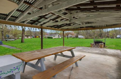Points Ski Chalet | Wood Stove, Fire Pit, Grill & 2 Mins to River