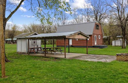 Points Ski Chalet | Wood Stove, Fire Pit, Grill & 2 Mins to River