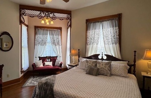 Madisonville Hotel | Woodbine Inn and Restaurant