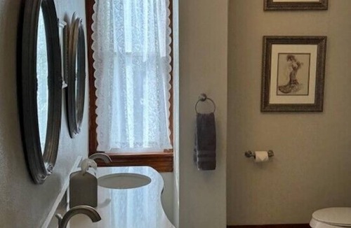 Madisonville Hotel | Woodbine Inn and Restaurant