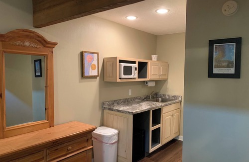 Jasper Hotel | Woodbridge Inn & Tavern