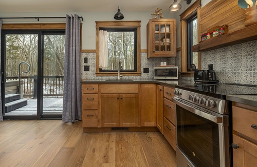 Carbondale Cabin | Wooded Cabin · Hot Tub, Firepit & Giant City