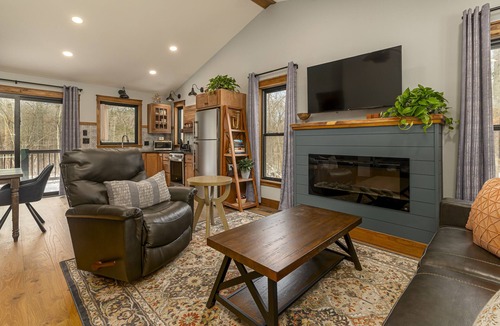 Carbondale Cabin | Wooded Cabin · Hot Tub, Firepit & Giant City