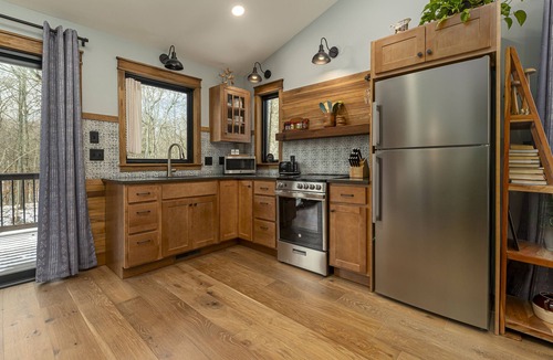Carbondale Cabin | Wooded Cabin · Hot Tub, Firepit & Giant City