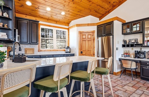The Galena Territory Cabin | Wooded Escape 5 Ensuites Fire Table Hot Tub Games Luxe Amenities