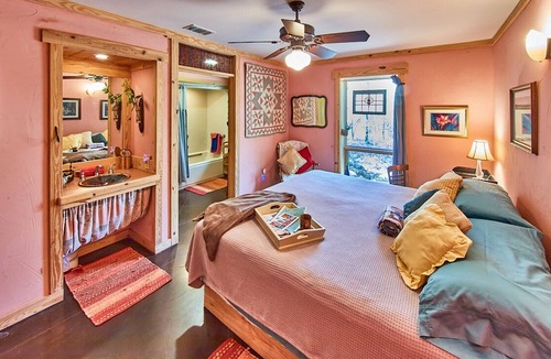 Van Zandt County House | Wooded LODGE, Sleeps 9, Pet Friendly, Accessible