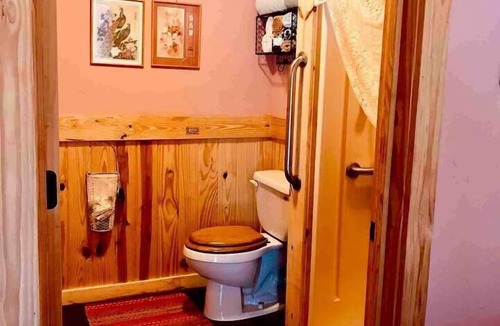 Van Zandt County House | Wooded LODGE, Sleeps 9, Pet Friendly, Accessible