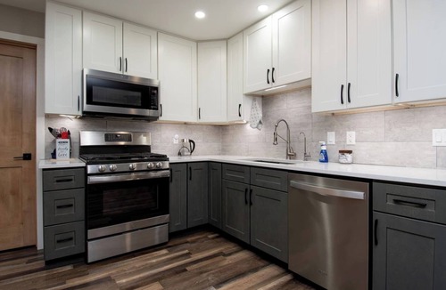 Yorkville House | Wooded Oasis: Pickleball, Hot Tub, Fire Table, Deer, Corn Hole, Arcade, Popcorn
