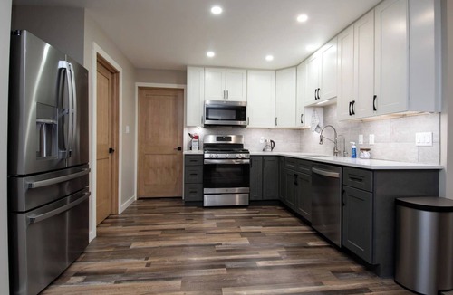 Yorkville House | Wooded Oasis: Pickleball, Hot Tub, Fire Table, Deer, Corn Hole, Arcade, Popcorn