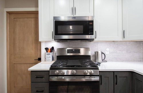 Yorkville House | Wooded Oasis: Pickleball, Hot Tub, Fire Table, Deer, Corn Hole, Arcade, Popcorn