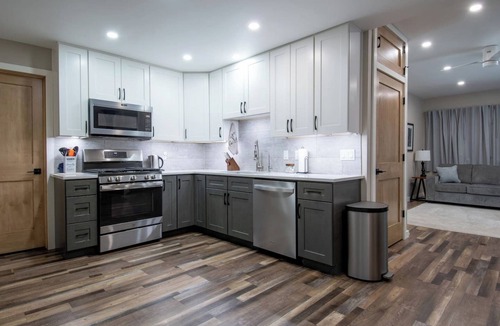 Yorkville House | Wooded Oasis: Pickleball, Hot Tub, Fire Table, Deer, Corn Hole, Arcade, Popcorn