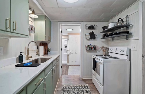 New Rumley House | Wooded Retreat with Hot Tub & Workspace