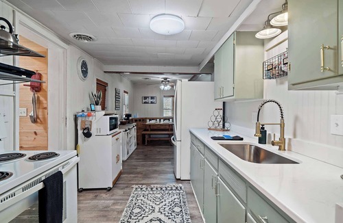 New Rumley House | Wooded Retreat with Hot Tub & Workspace