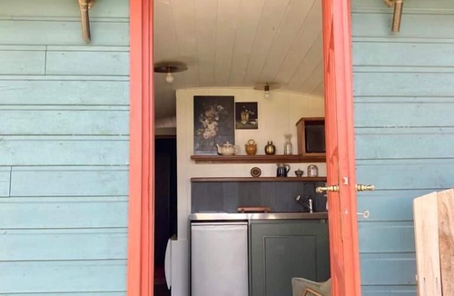 Morlanne Cabin | Wooden caravan, unusual accommodation for 2