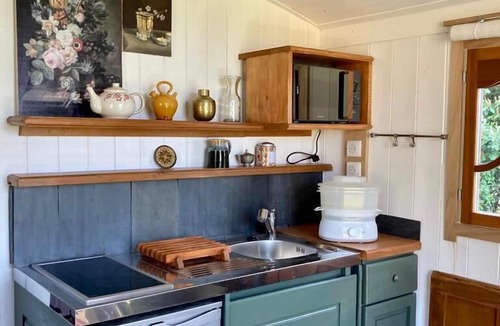 Morlanne Cabin | Wooden caravan, unusual accommodation for 2