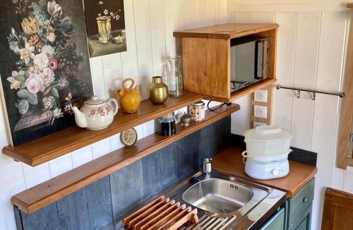 Morlanne Cabin | Wooden caravan, unusual accommodation for 2