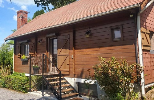 Floyon Cottage | Wooden chalet retreat with spa and large garden