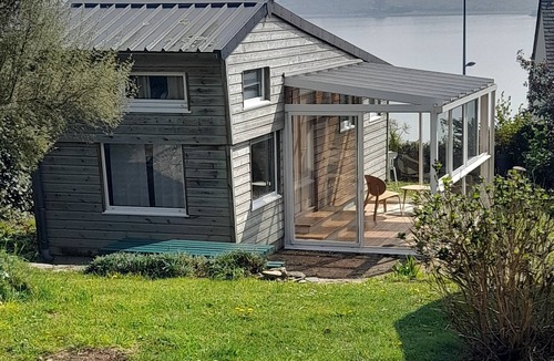 Roscanvel Ski Chalet | Wooden chalet, sea view, lovely garden, 5-minute walk to the beach. Dogs welcome.