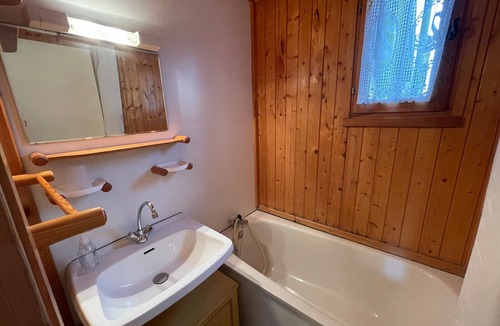 Barcelonnette Ski Chalet | Wooden chalet with terrace and garden in Barcelonnette