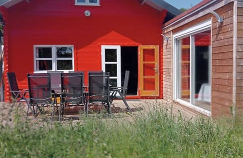 Jans Ski Chalet | Wooden chalet with private driveway halfway between Nantes and Rennes