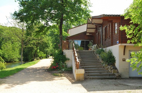 Les Lucs-sur-Boulogne Ski Chalet | Wooden cottage on the water