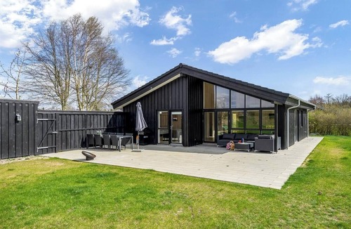 Haslevgarde House | Wooden house with direct access to the sea