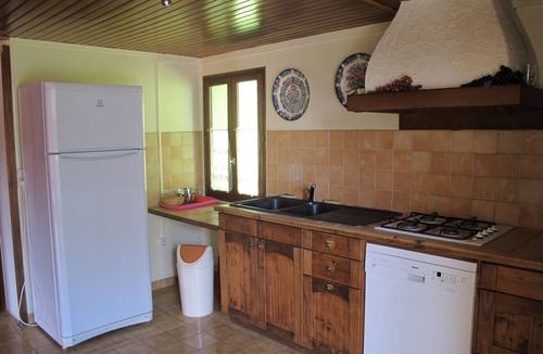 Moux-en-Morvan Ski Chalet | Wooden house with bird sounds on quiet property with free fishing