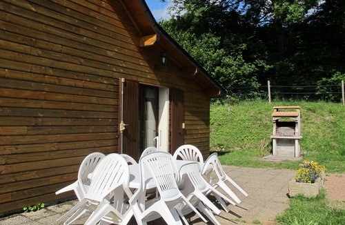 Moux-en-Morvan Ski Chalet | Wooden house with bird sounds on quiet property with free fishing