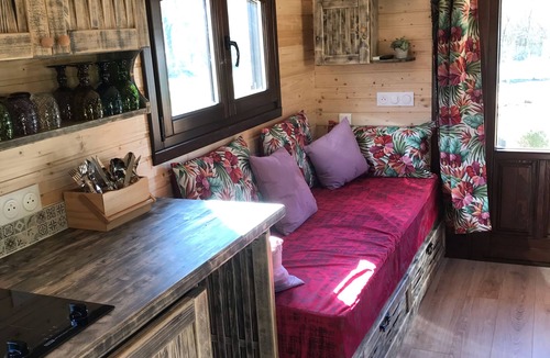 Tourrettes-sur-Loup Cabin | Wooden trailer on the river