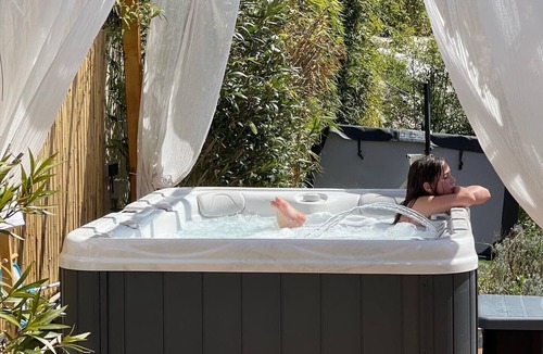 Tourrettes-sur-Loup Cabin | Wooden trailer on the river