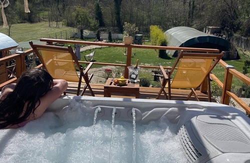Tourrettes-sur-Loup Cabin | Wooden trailer on the river