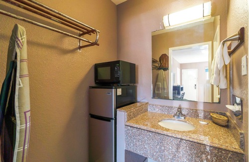 Sweet Home Hotel | Woodfield Inn & Suites Hotel O, Yoakum TX 111